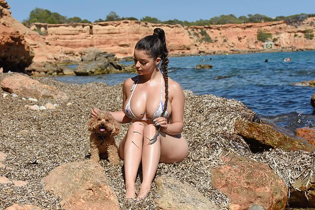 'Nữ hoàng nội y' Anh quốc phô vòng 1 nóng 'nghẹt thở' với bikini nhỏ xíu ảnh 4