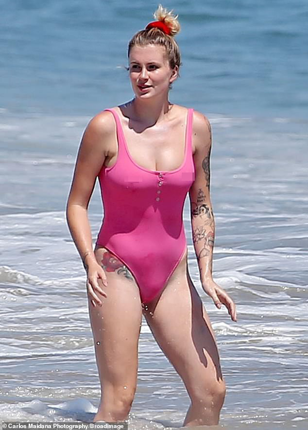 Ireland Baldwin tròn đầy quá gợi cảm ở biển ảnh 8