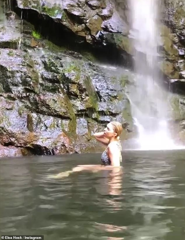 Elsa Hosk mặc áo tắm khoét xẻ cao gợi cảm, 'khoá môi' bạn trai bên thác nước ảnh 1