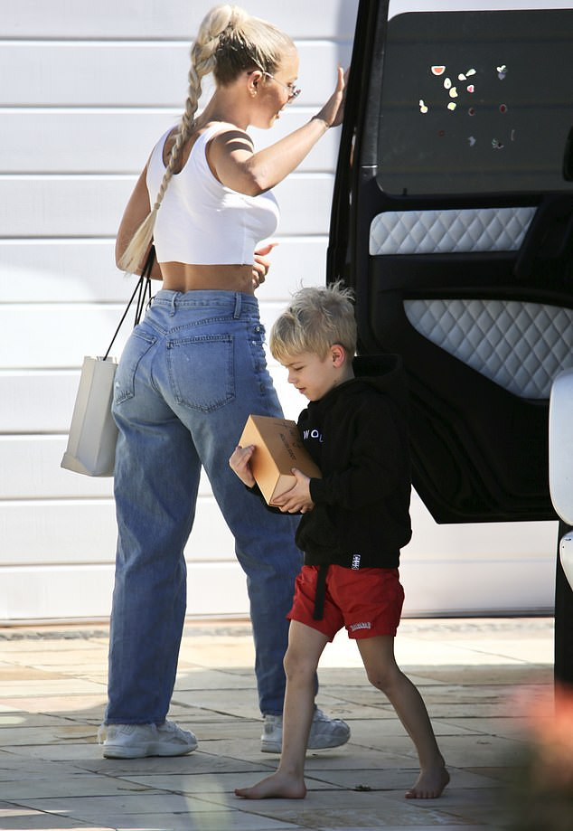 Hotgirl 9x người Úc 'thả rông' phô vòng 1 ngoại cỡ trên phố ảnh 3