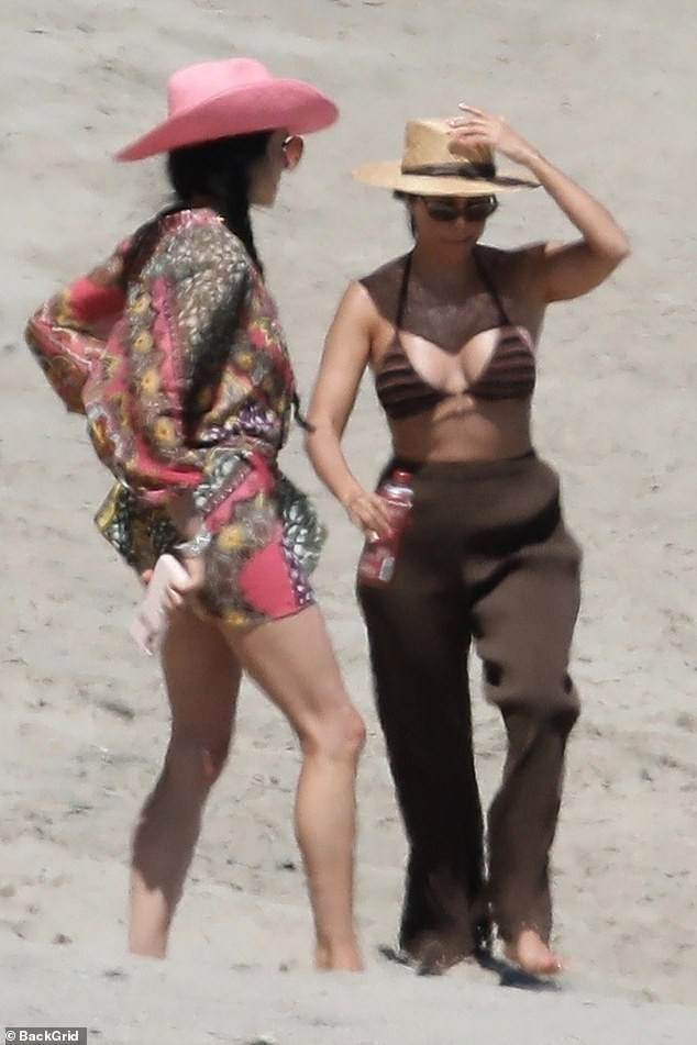 'Siêu mẫu đắt giá nhất thế giới' dáng đẹp như tạc tượng ở biển ảnh 10