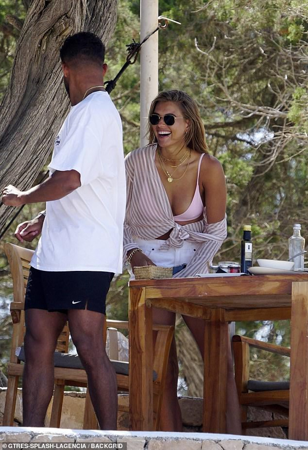 Arabella Chi mặc áo tắm nhỏ xíu, phô thân hình cực gợi cảm 'đốt mắt' người nhìn ảnh 10