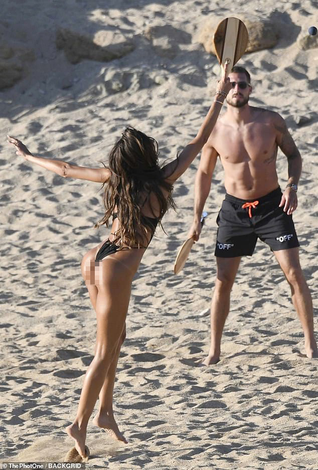 Vợ sắp cưới của thủ môn tuyển Đức mặc áo tắm xẻ hông táo bạo, nóng bỏng 'rực lửa' ở biển ảnh 3