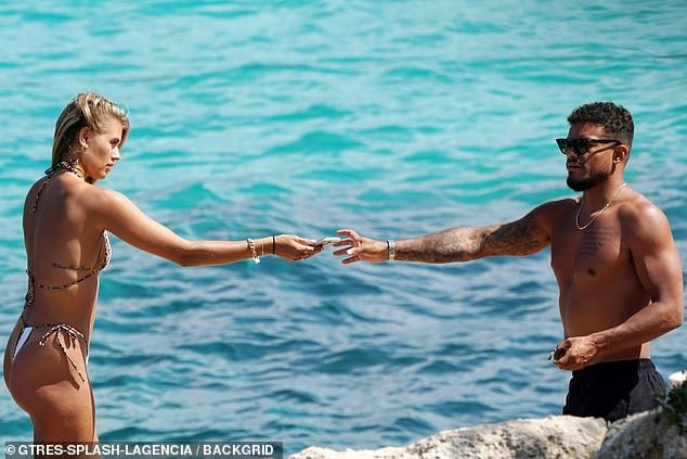 Arabella Chi thả dáng 'nảy lửa' với bikini không thể bé hơn để bạn trai chụp ảnh ở biển ảnh 6