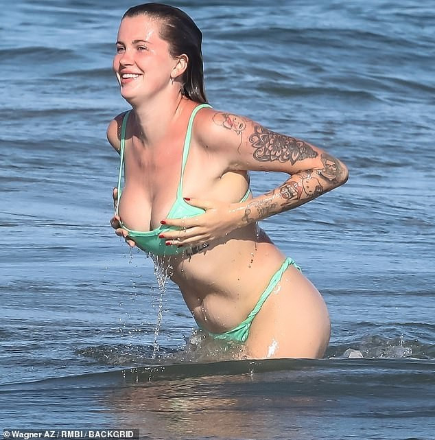 Con gái người mẫu của tài tử gạo cội Alec Baldwin khoe dáng nảy nở ở biển ảnh 5