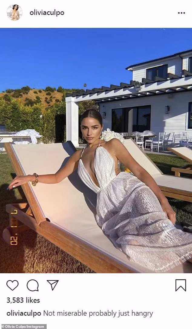 Hoa hậu Hoàn vũ Olivia Culpo ôm hôn mặn nồng bạn trai cầu thủ ở biển ảnh 5