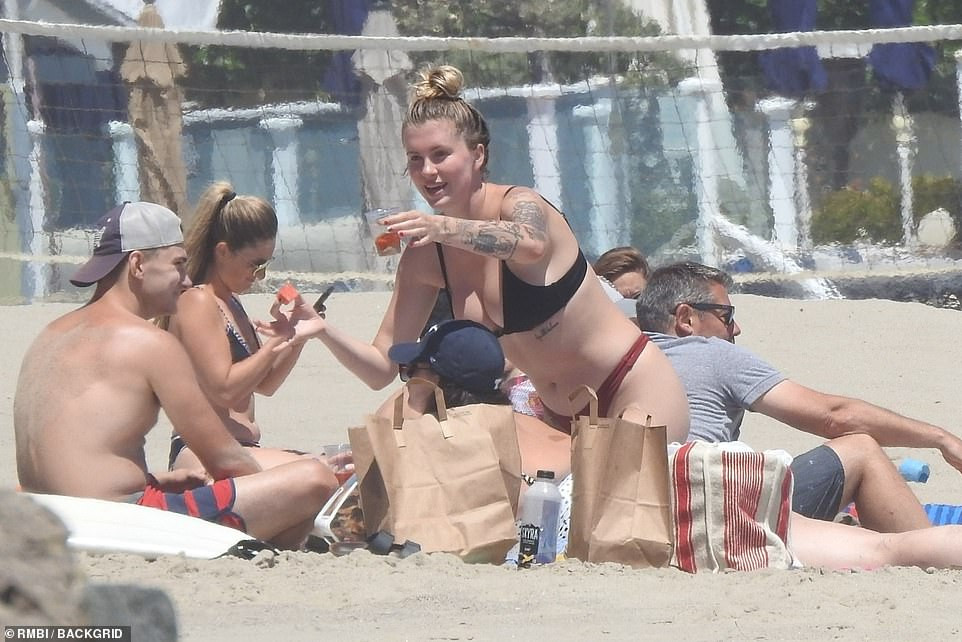 Mẫu 9x Ireland Baldwin 'thả thính' với bikini nhỏ xíu, siêu 'bốc lửa' ở biển ảnh 11