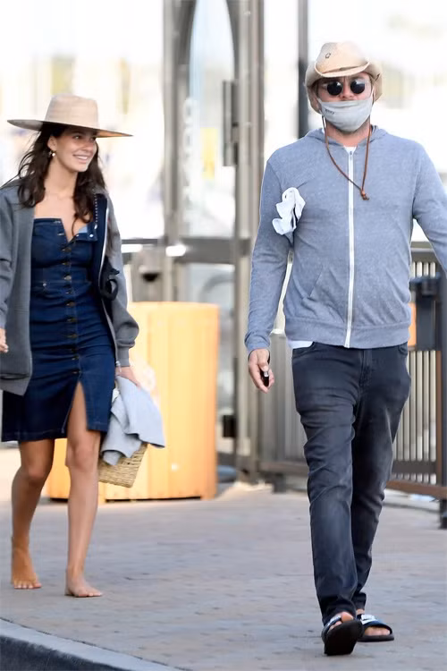 Bạn gái siêu mẫu kém Leonardo DiCaprio 23 tuổi mặc bikini nóng bỏng, gây chú ý ở biển ảnh 9