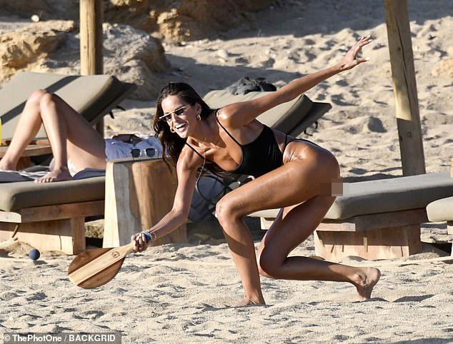 Vợ sắp cưới của thủ môn tuyển Đức mặc áo tắm xẻ hông táo bạo, nóng bỏng 'rực lửa' ở biển ảnh 10