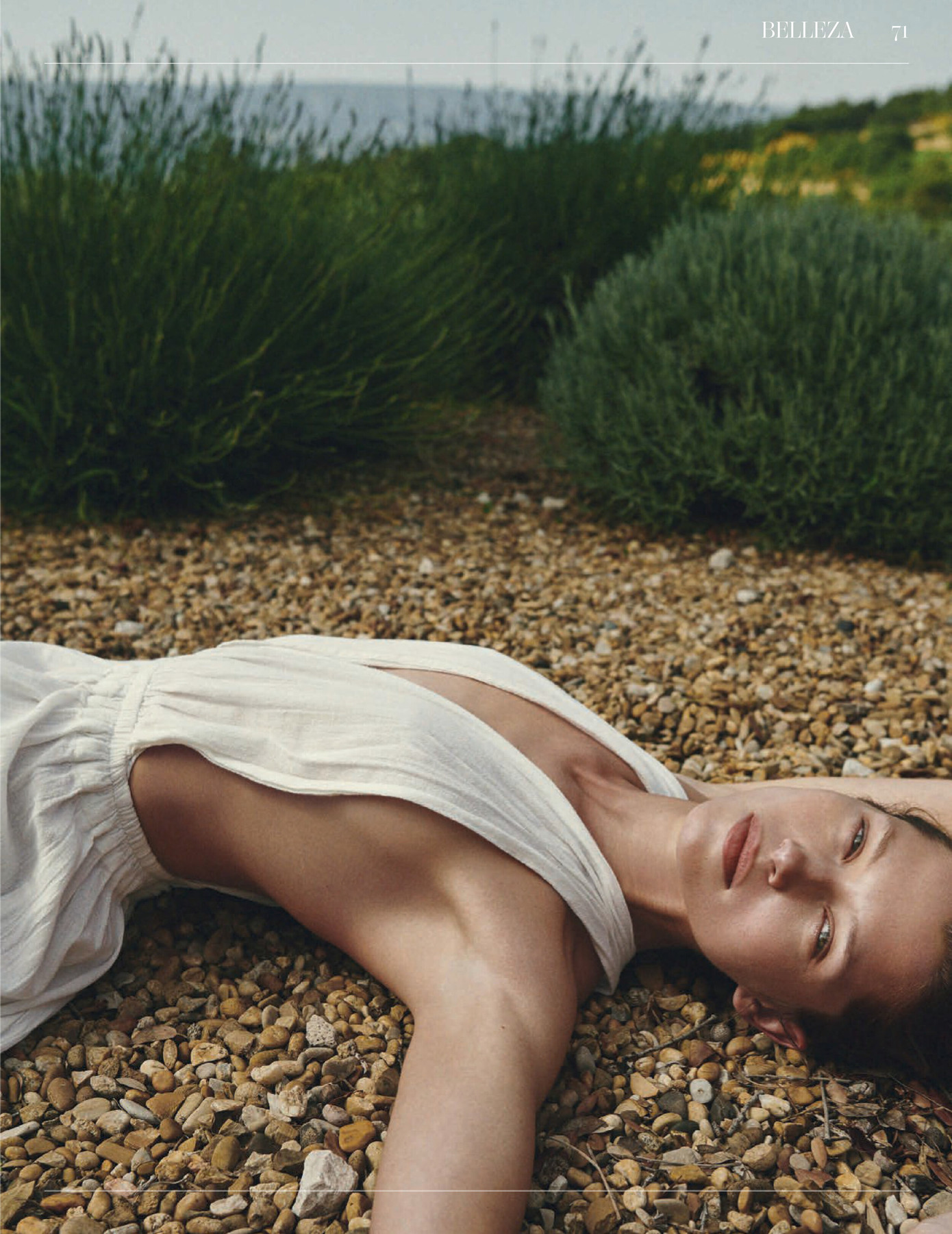 Người đẹp Séc 'thả rông' gợi cảm mê đắm ảnh 2