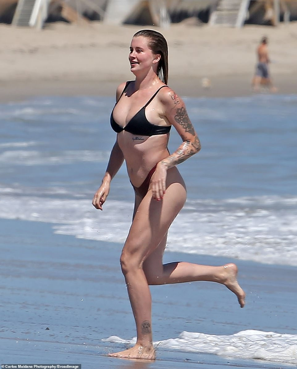 Mẫu 9x Ireland Baldwin 'thả thính' với bikini nhỏ xíu, siêu 'bốc lửa' ở biển ảnh 1