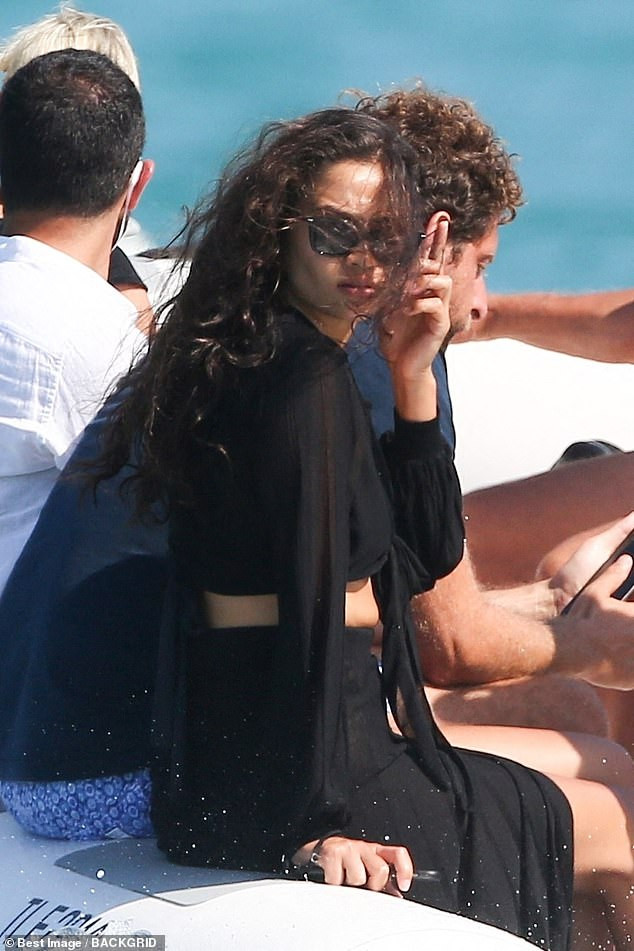 Siêu mẫu Shanina Shaik dáng đẹp như tạc tượng với bikini nhỏ xíu ảnh 9