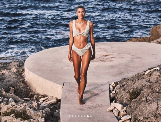 Siêu mẫu Devon Windsor dáng đẹp như tạc tượng, đắm đuối hôn chồng ở biển ảnh 7