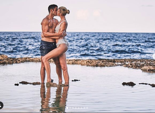 Siêu mẫu Devon Windsor dáng đẹp như tạc tượng, đắm đuối hôn chồng ở biển ảnh 3