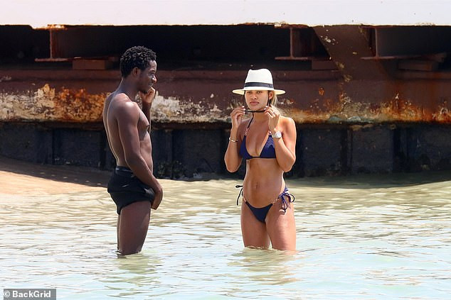 Mỹ nhân truyền hình Montana Brown nóng bỏng với bikini nhỏ xíu ảnh 16