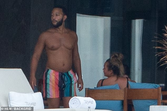 Chrissy Teigen tung ảnh bán nude 'quấy nhiễu' fans ảnh 5