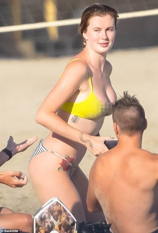 Ireland Baldwin mặc áo tắm bé xíu, 'bốc lửa' nổi bật ở biển ảnh 2