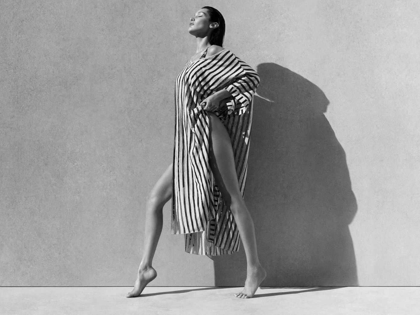 Bella Hadid phô diễn đường cong tuyệt mỹ với áo tắm Calvin Klein ảnh 12