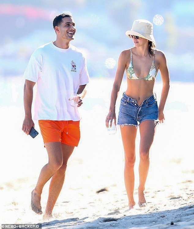 'Siêu mẫu đắt giá nhất thế giới' dáng đẹp như tạc tượng ở biển ảnh 4