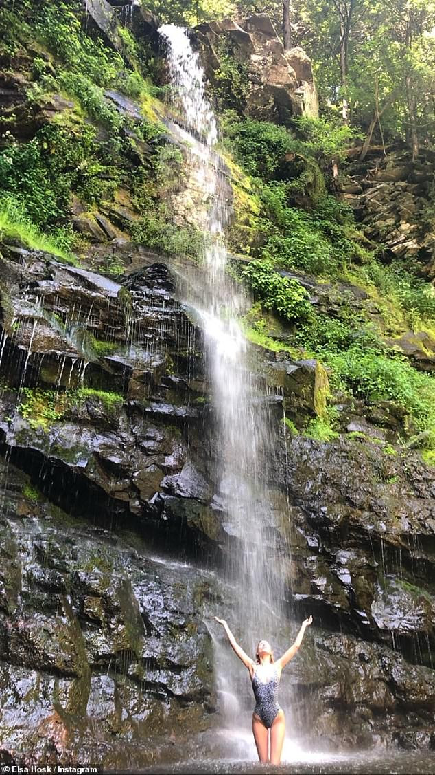 Elsa Hosk mặc áo tắm khoét xẻ cao gợi cảm, 'khoá môi' bạn trai bên thác nước ảnh 4