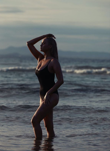 Chân dài 9x nước Úc tròn đầy 'nóng rực' với áo tắm ảnh 3