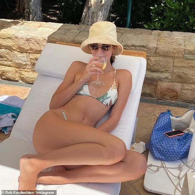 'Siêu mẫu đắt giá nhất thế giới' dáng đẹp như tạc tượng ở biển ảnh 8