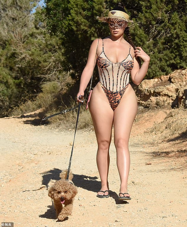 'Nữ hoàng nội y' Anh quốc khoe 3 vòng 'khủng' choáng váng ảnh 1