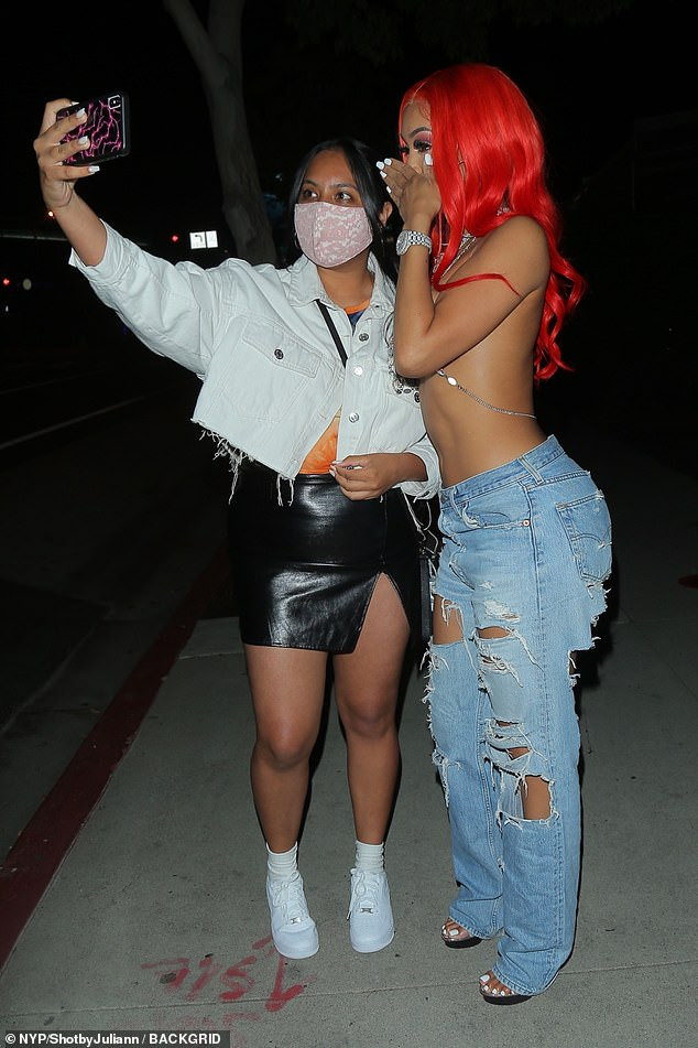 Nữ rapper Saweetie mặc áo lót pha lê ra đường hở gần trọn ngực gây sốc ảnh 3