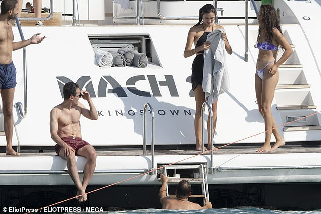 Siêu mẫu Shanina Shaik dáng đẹp như tạc tượng với bikini nhỏ xíu ảnh 7