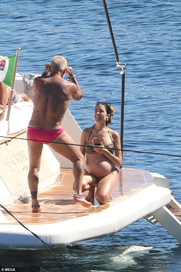 Bạn gái kém 27 tuổi mặc bikini khoe bụng bầu vượt mặt, tình tứ triệu phú Ý ở biển ảnh 2