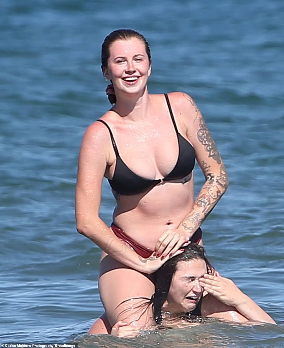 Mẫu 9x Ireland Baldwin 'thả thính' với bikini nhỏ xíu, siêu 'bốc lửa' ở biển ảnh 5