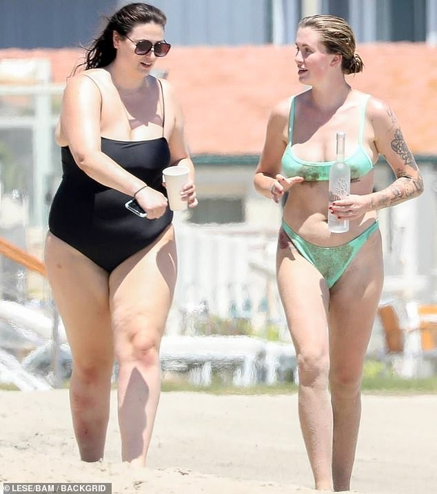 Con gái người mẫu của tài tử gạo cội Alec Baldwin khoe dáng nảy nở ở biển ảnh 4