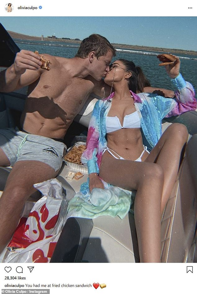 Hoa hậu Hoàn vũ Olivia Culpo ôm hôn mặn nồng bạn trai cầu thủ ở biển ảnh 8