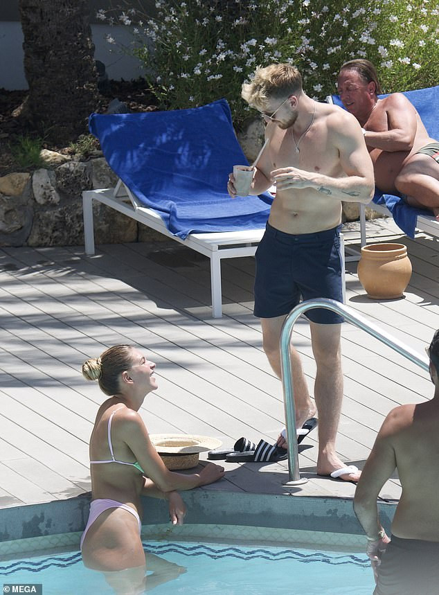 Zara McDermott 'giải nhiệt' nắng hè với bikini nhỏ xíu 'mát mắt' ảnh 1