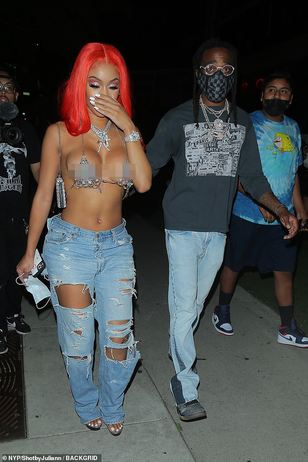 Nữ rapper Saweetie mặc áo lót pha lê ra đường hở gần trọn ngực gây sốc ảnh 2