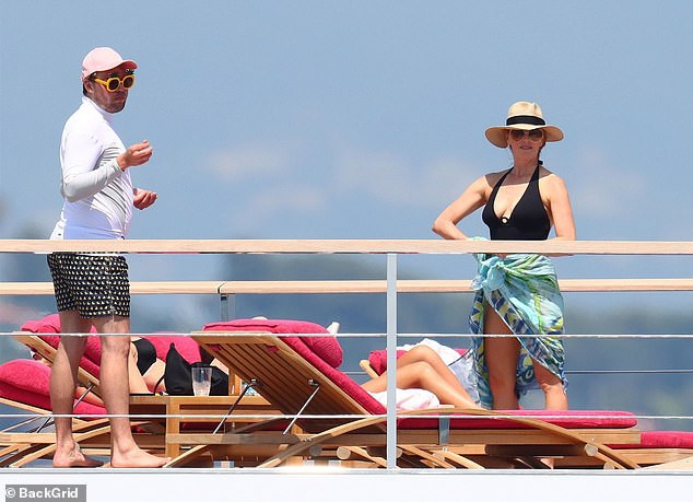 Vợ cố lãnh đạo Apple-Steve Jobs thả dáng gợi cảm trên du thuyền 110 triệu USD ảnh 6