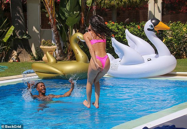 Sao truyền hình 9x mặc áo tắm khoét chân ngực căng đầy, tình tứ bạn trai không rời ảnh 8