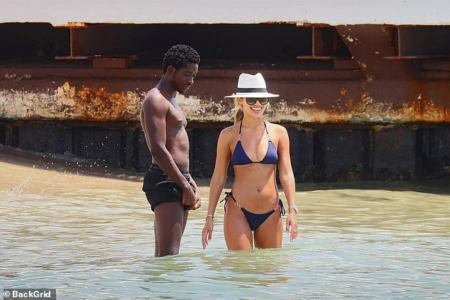 Mỹ nhân truyền hình Montana Brown nóng bỏng với bikini nhỏ xíu ảnh 4