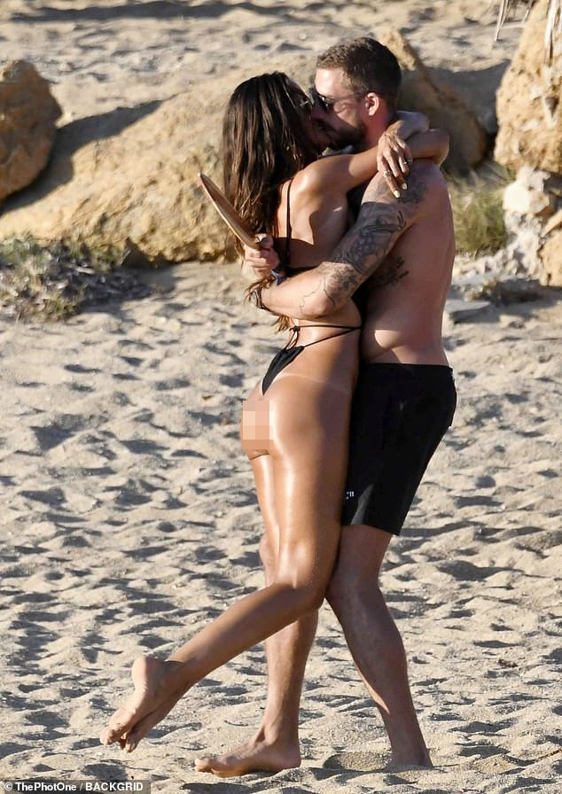 Vợ sắp cưới của thủ môn tuyển Đức mặc áo tắm xẻ hông táo bạo, nóng bỏng 'rực lửa' ở biển ảnh 2