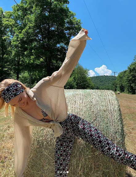 'Thiên thần nội y' Elsa Hosk dáng đẹp như tạc tượng với bikini nhỏ xíu ảnh 5