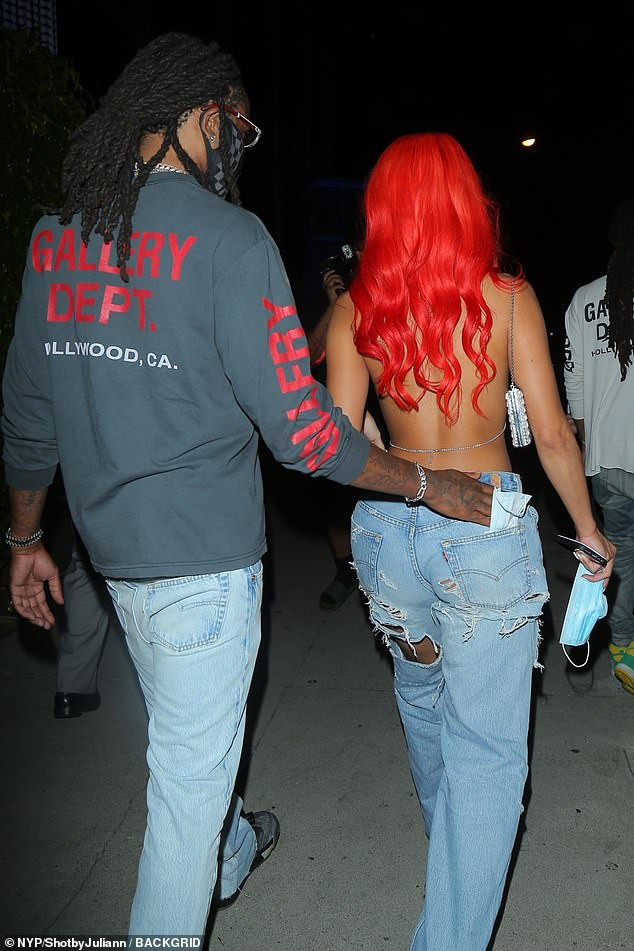 Nữ rapper Saweetie mặc áo lót pha lê ra đường hở gần trọn ngực gây sốc ảnh 5