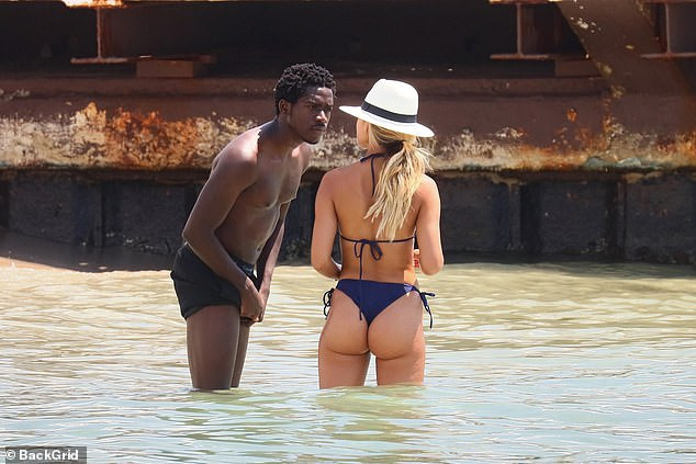 Mỹ nhân truyền hình Montana Brown nóng bỏng với bikini nhỏ xíu ảnh 19