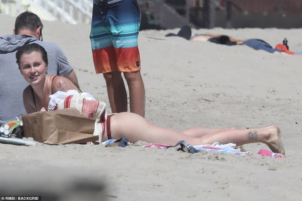 Mẫu 9x Ireland Baldwin 'thả thính' với bikini nhỏ xíu, siêu 'bốc lửa' ở biển ảnh 12