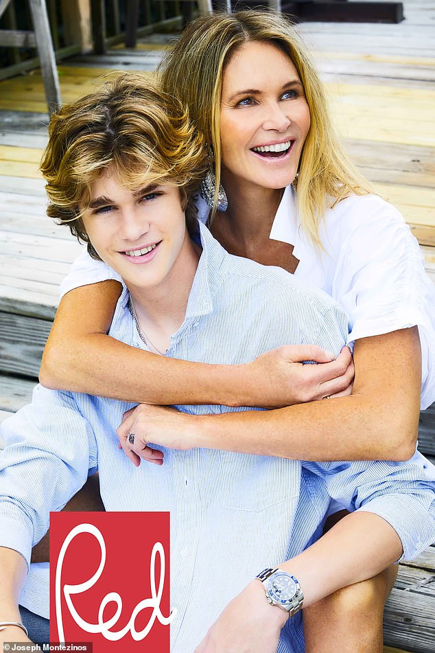 Siêu mẫu giữ kỷ lục 5 lần lên bìa Sports Illustrated dáng thon nuột ngỡ ngàng ở tuổi 56 ảnh 4