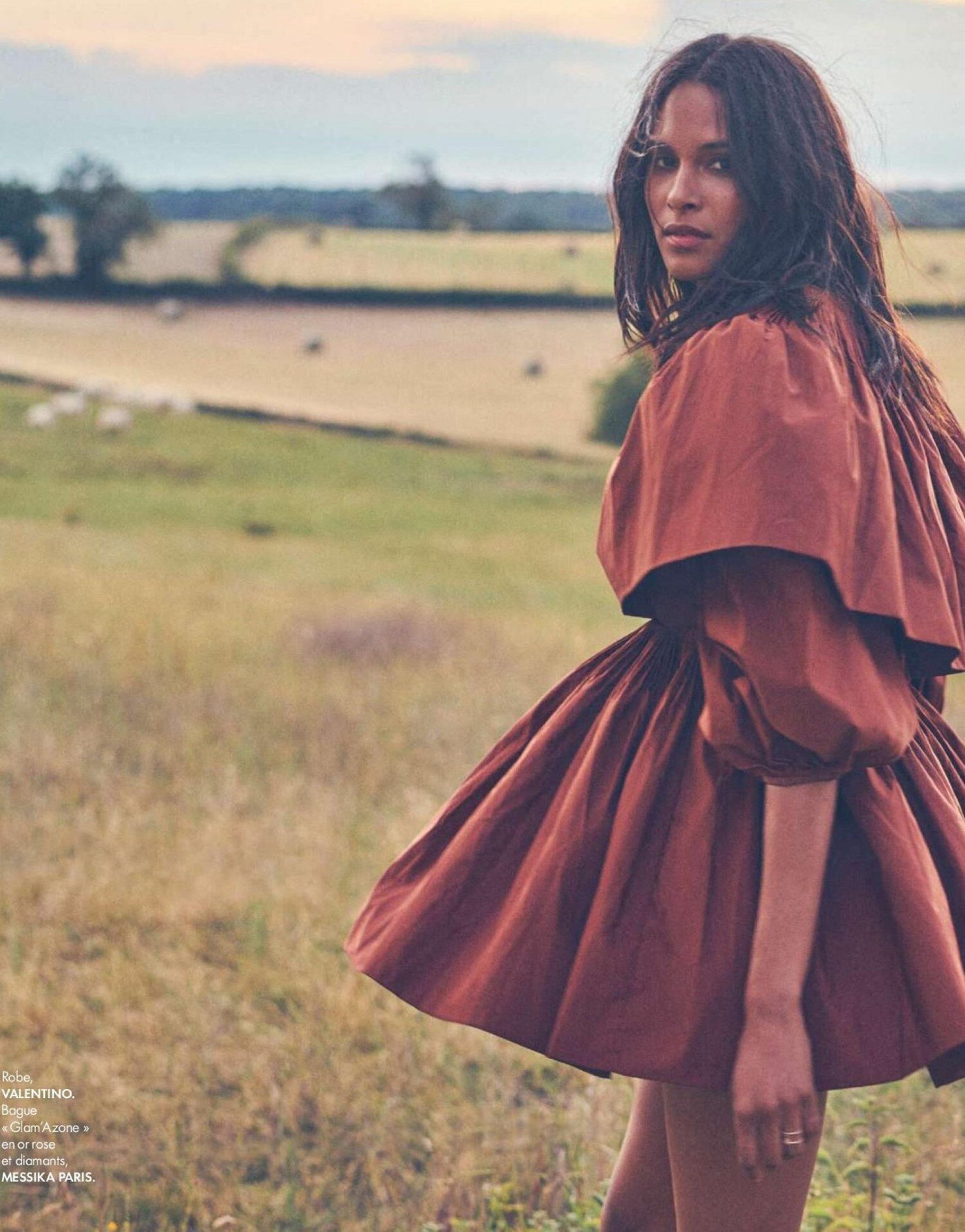 Nàng mẫu Pháp thả dáng buông lơi trên võng, gợi cảm 'khó cưỡng' ảnh 11