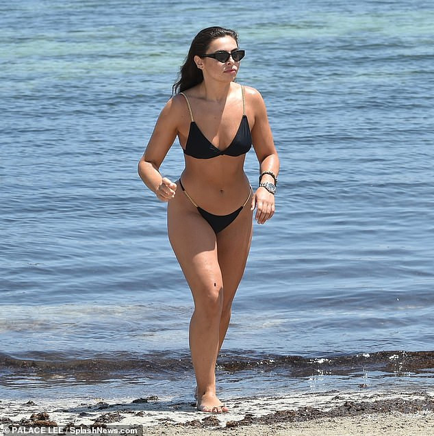 Mỹ nhân truyền hình Anh phô đường cong thể hình quá gợi cảm với bikini siêu bé ảnh 5