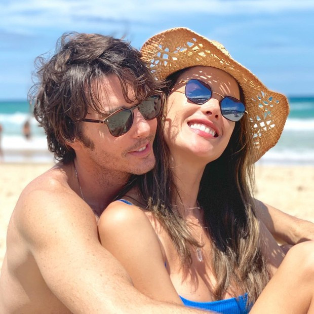 Alessandra Ambrosio căng tràn sức sống ở biển ảnh 7