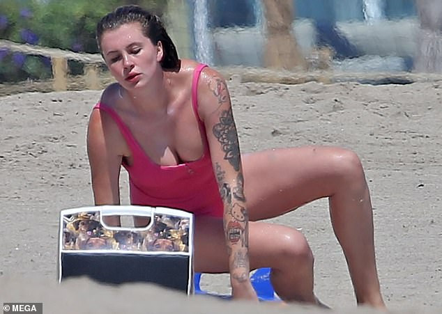 Ireland Baldwin tròn đầy quá gợi cảm ở biển ảnh 1