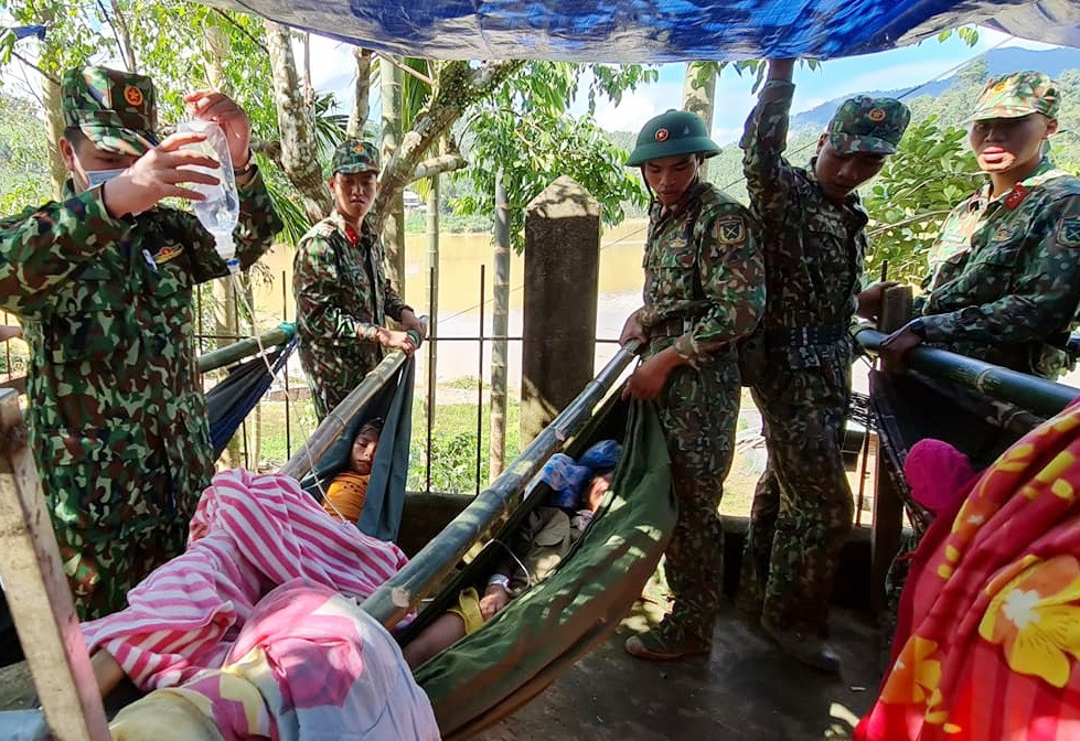 Đưa chó nghiệp vụ vào hiện trường Trà Leng tìm kiếm nạn nhân ảnh 2