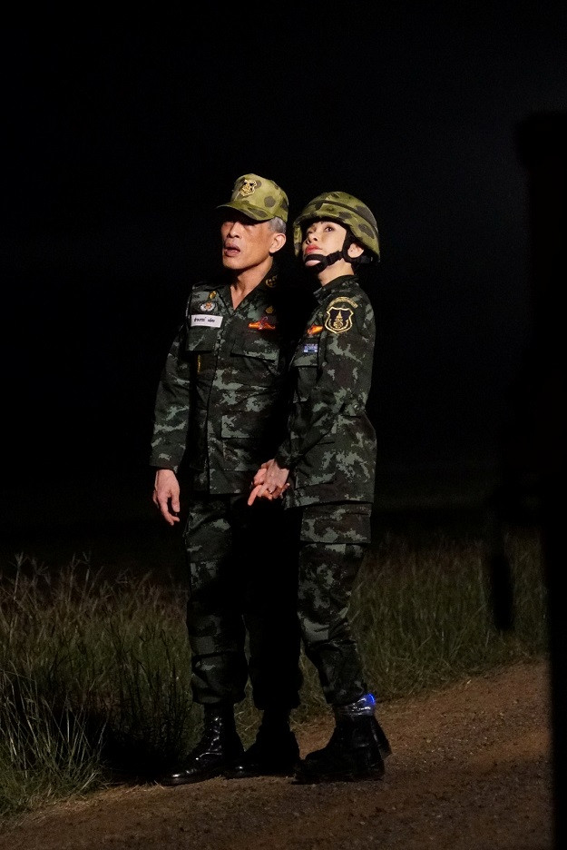 Loạt ảnh hiếm về binh nghiệp Hoàng quý phi Thái Lan vừa bị phế truất ảnh 13